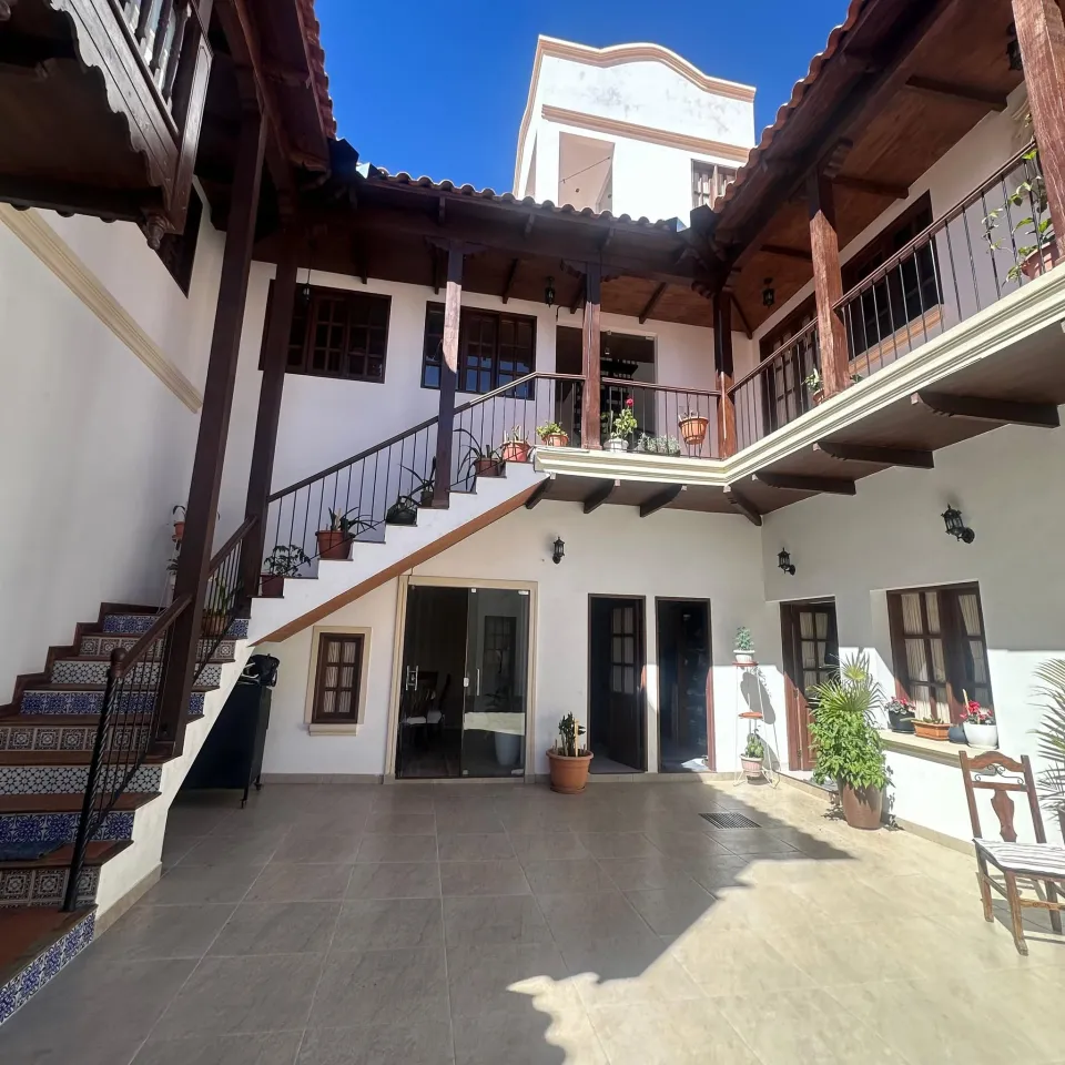 Patio central con escalera de azulejos hacia el primer piso