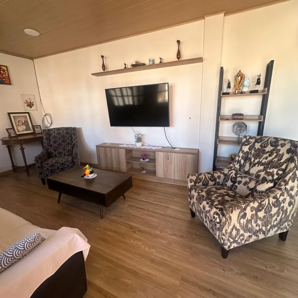 Living amplio con piso de madera