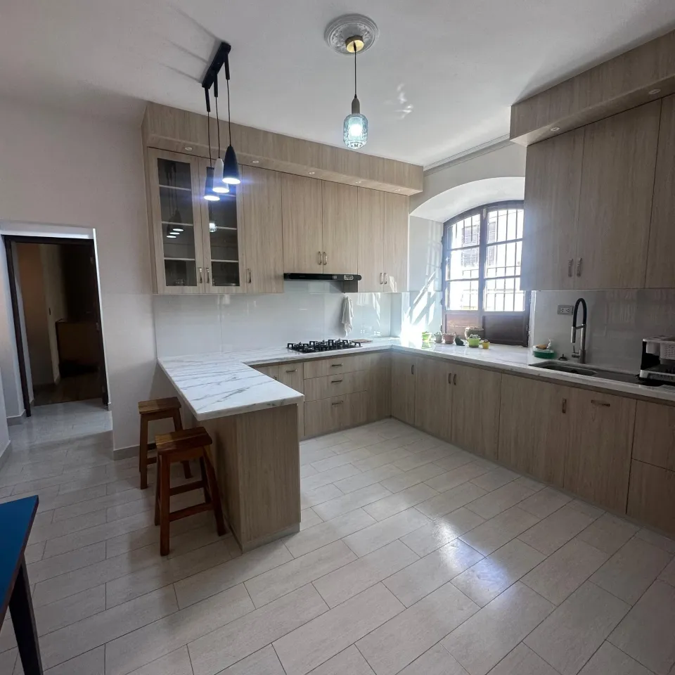 Cocina moderna con desayunador