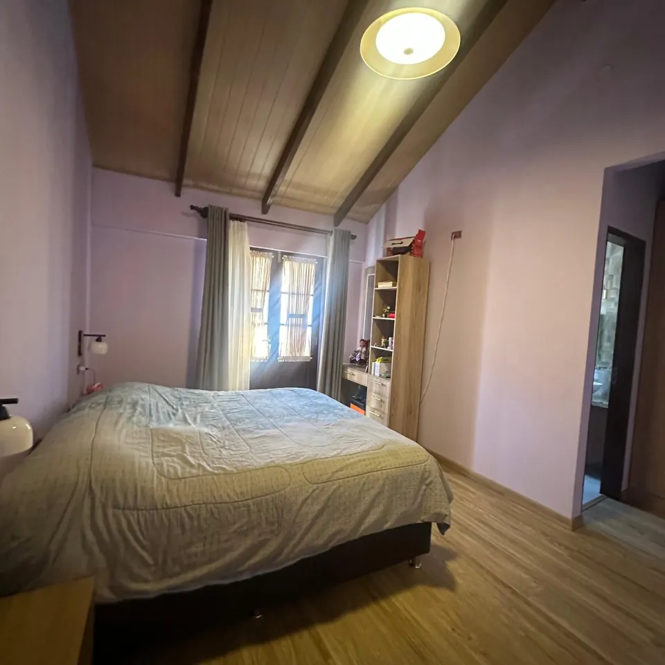 Dormitorio con ventana hacia la calle