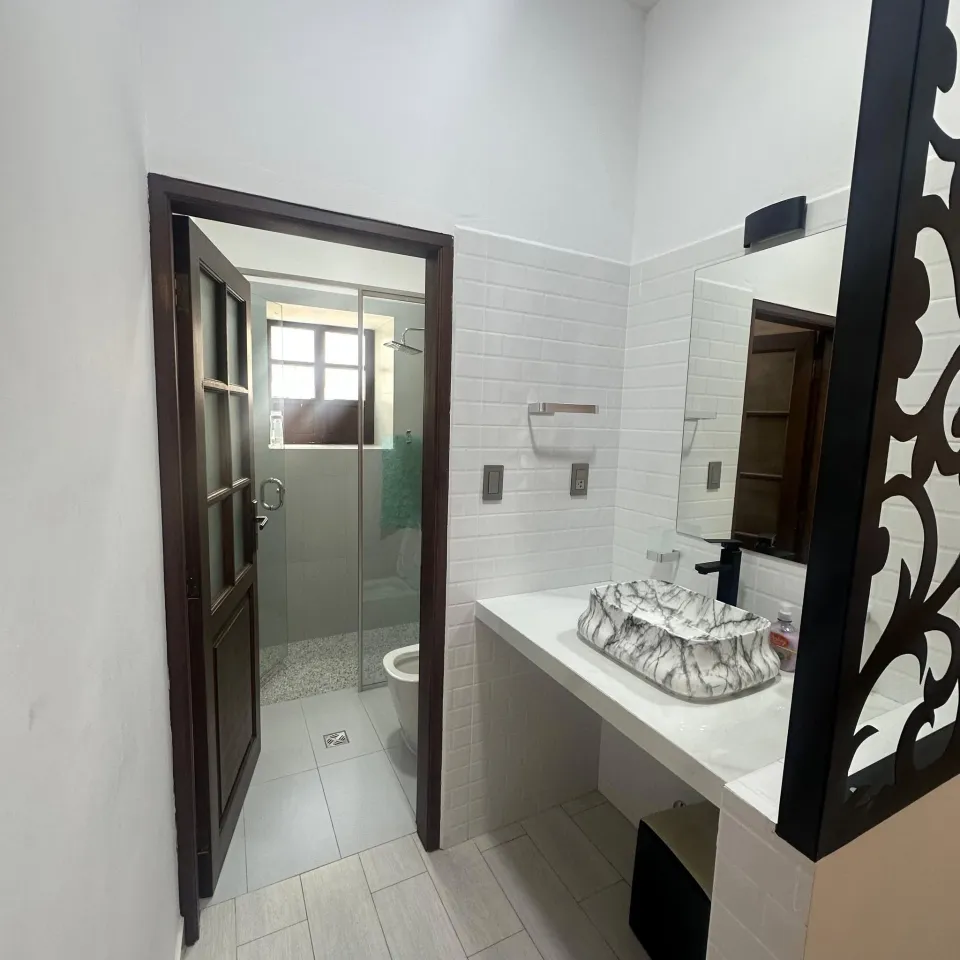 Baño privado con lavamanos de diseño