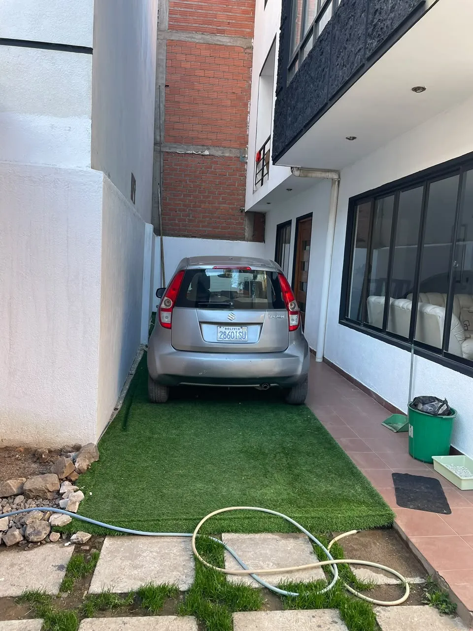 Patio de ingreso con garaje para un vehículo
