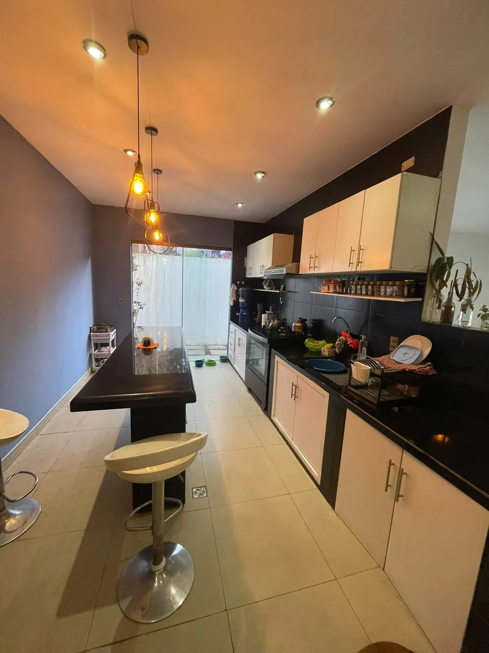 Cocina americana con barra y muebles altos