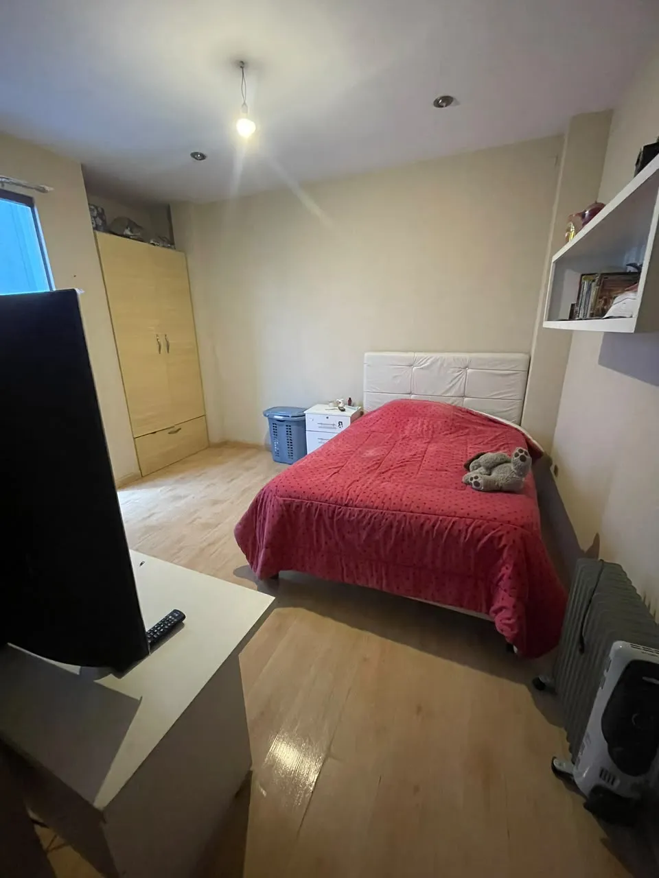Dormitorio con ropero empotrado