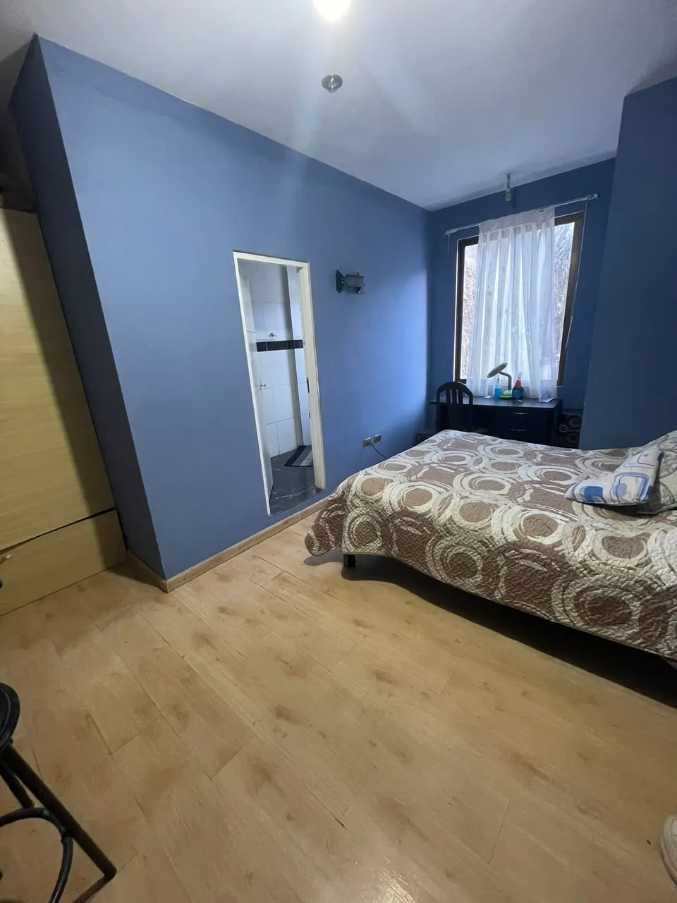 Dormitorio con pared de acento azul