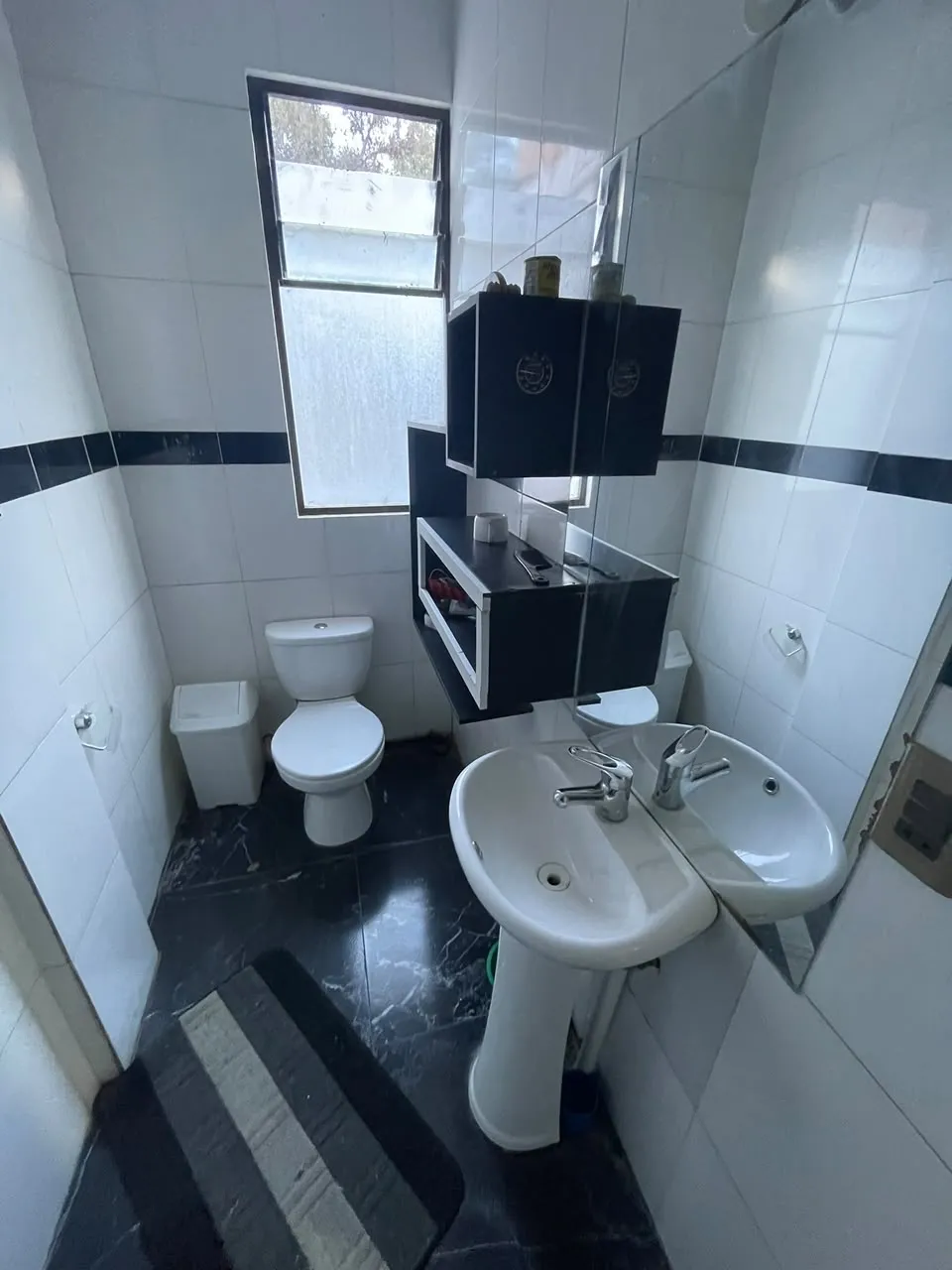 Baño con lavamanos de pedestal