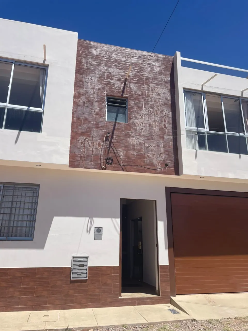 Fachada de la casa con garaje, cerca de Sobre la Roca