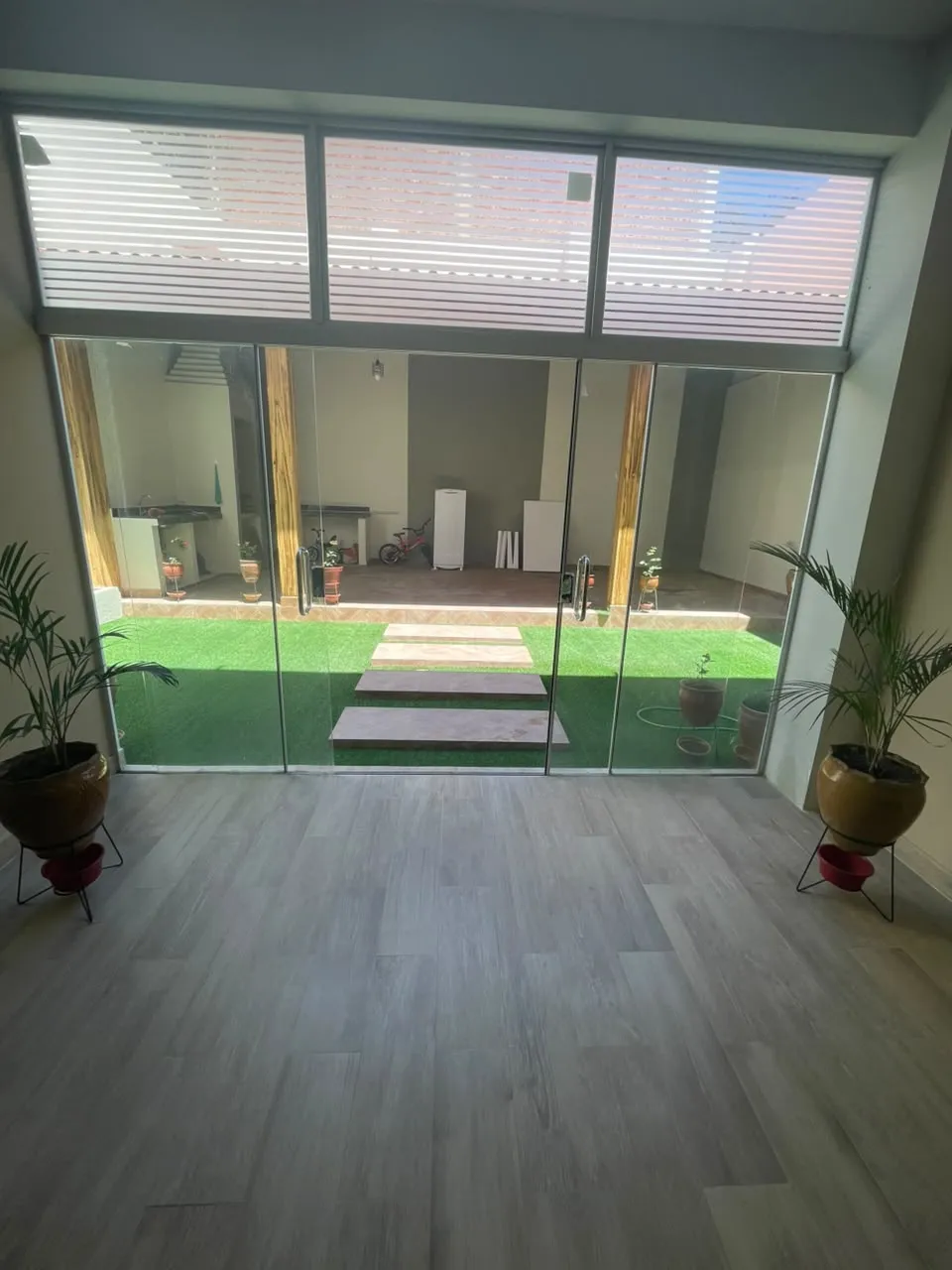 Living con vista al patio