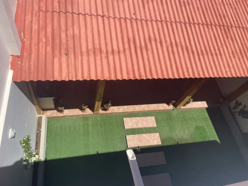 Patio con churrasquero visto desde la planta alta