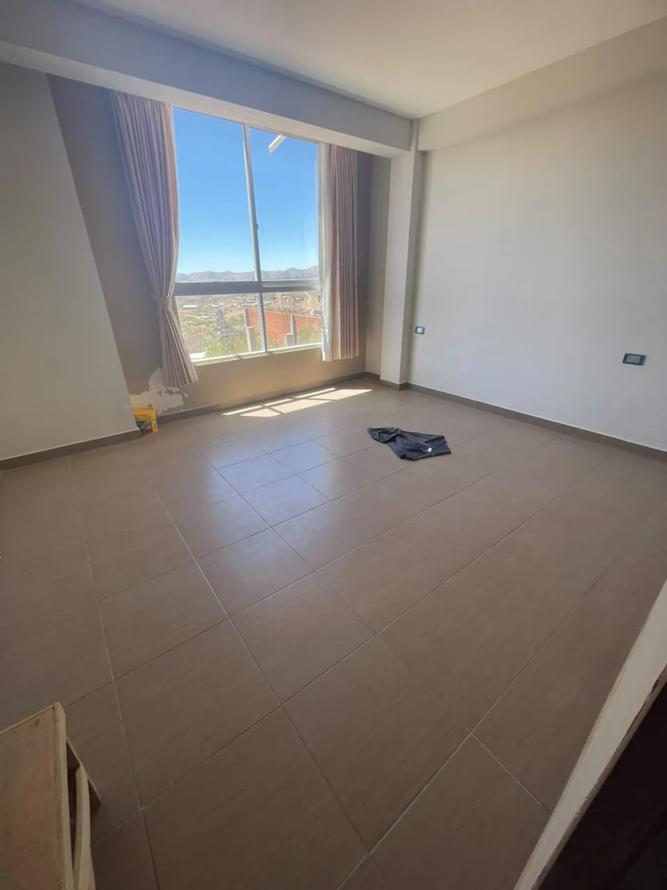 Habitación con ventanal y vista a la ciudad