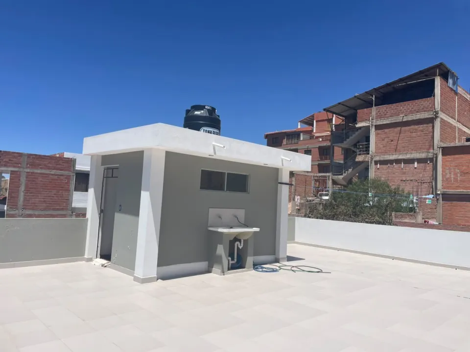 Terraza amplia con tanque de agua